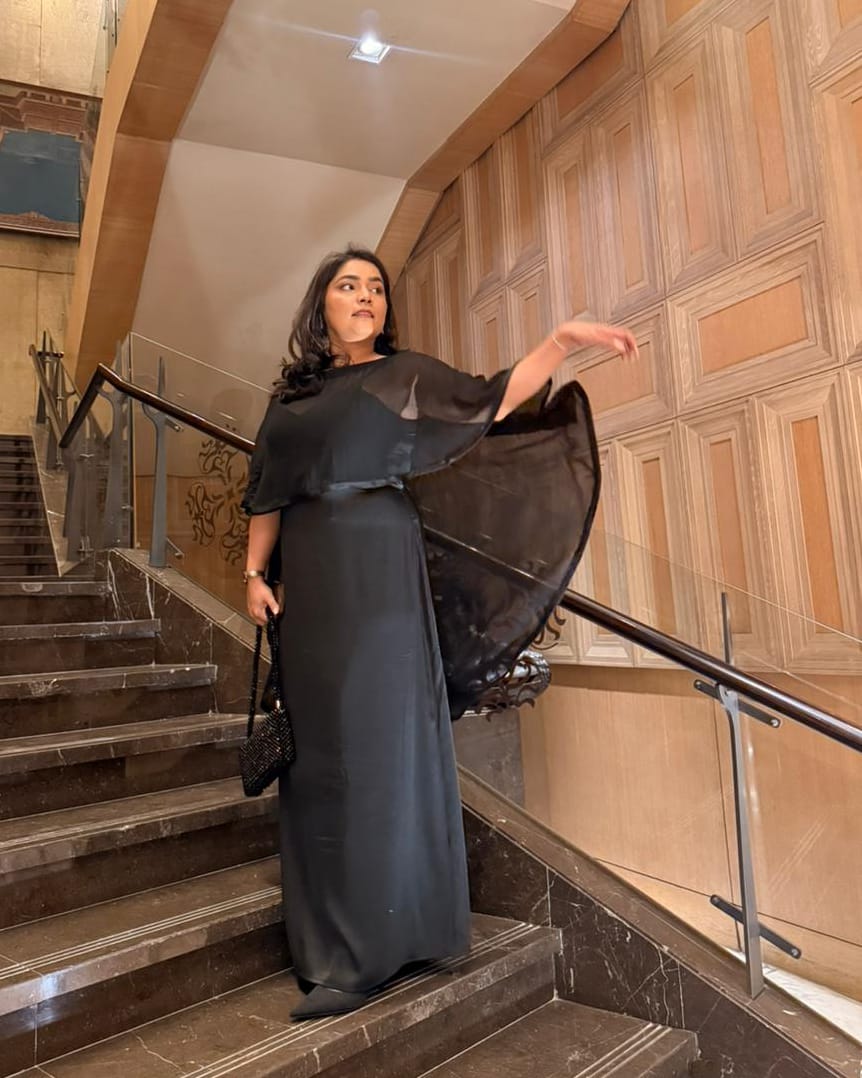CAPE DRESS ON CURVY BODY
