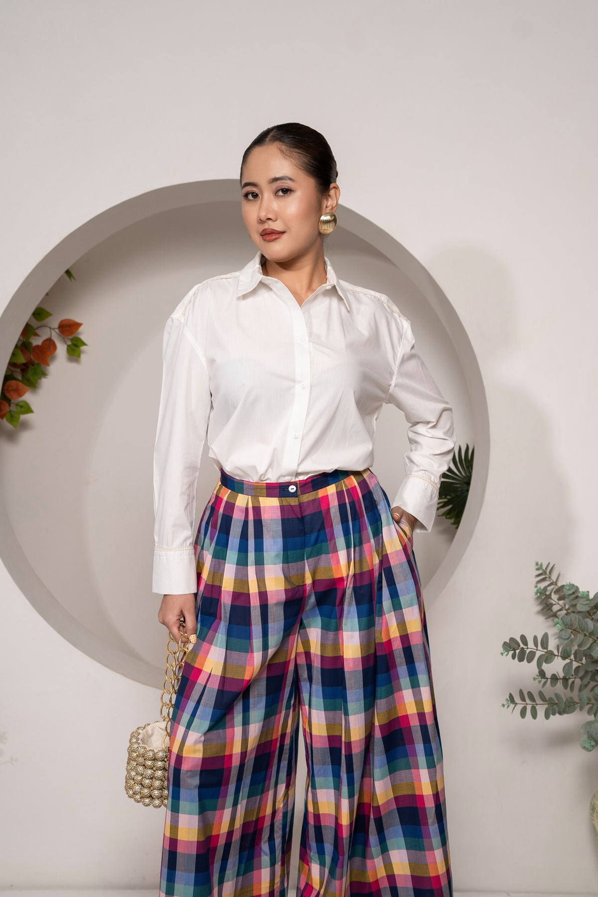 Khamna Cloudlight Oversized Shirt – White Cotton Poplin with Sparkle Lace Front look stylized. with Check pleated Pants. 